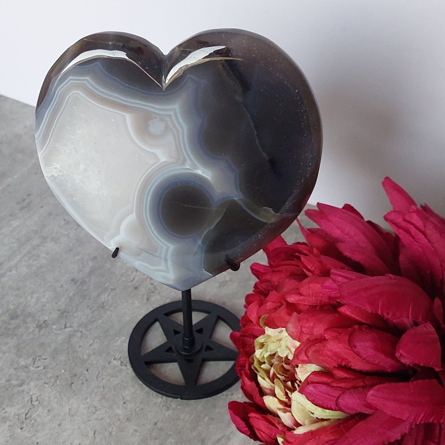 Akaattisydän jalassa