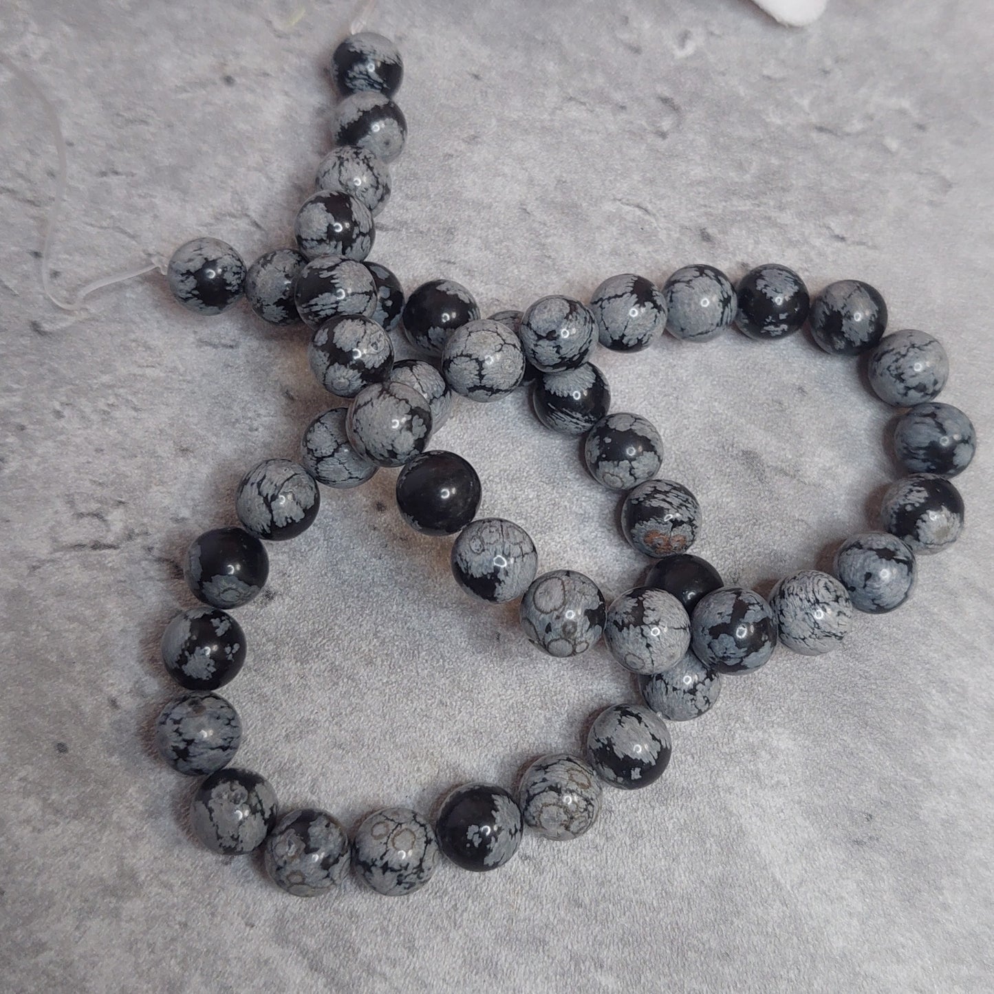 Helmiä 8mm, lumihiutaleobsidiaani 38cm nauha