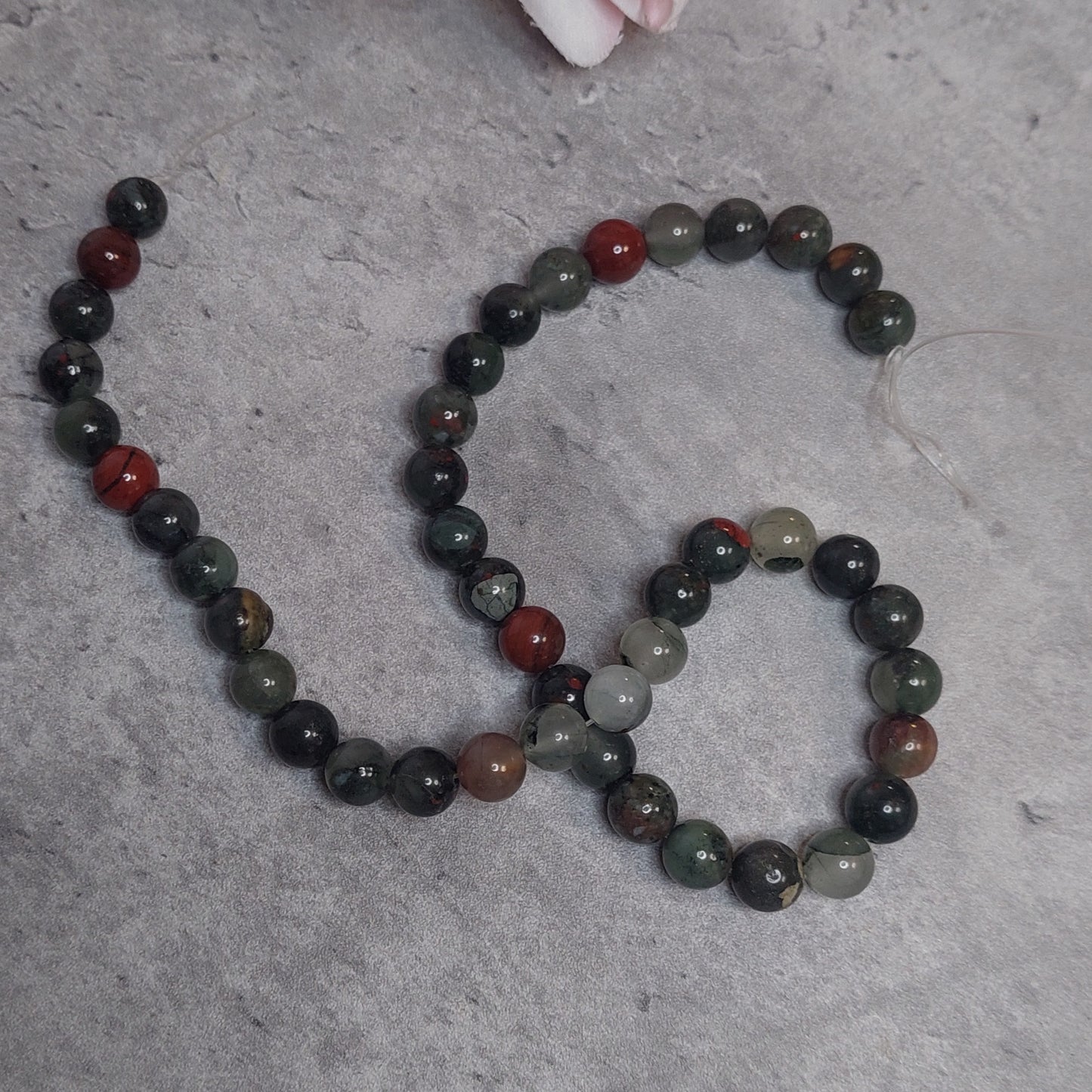 Helmiä 8mm, african blood 38cm nauha