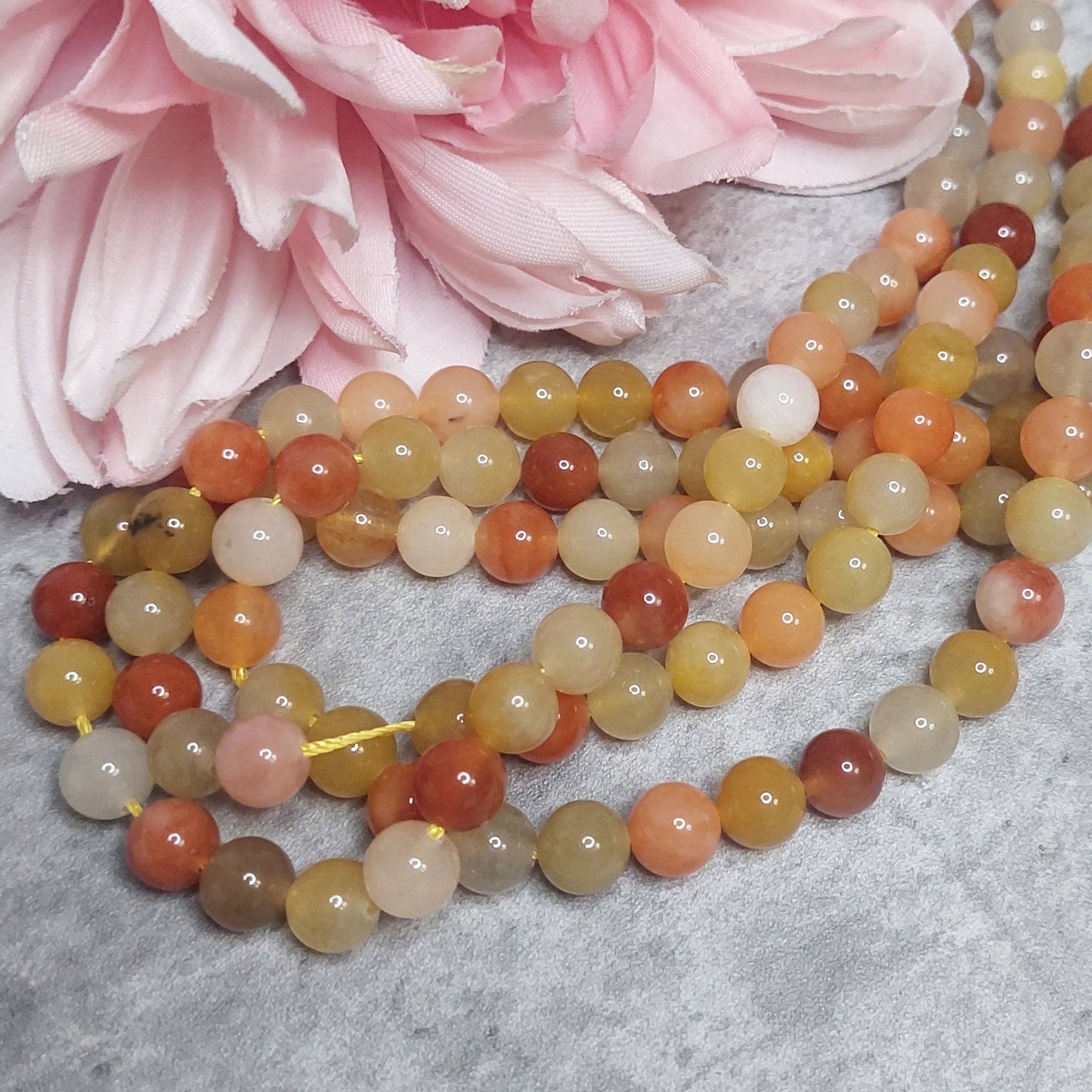 Helmiä 8mm, Gold Silk Jade 38cm nauha