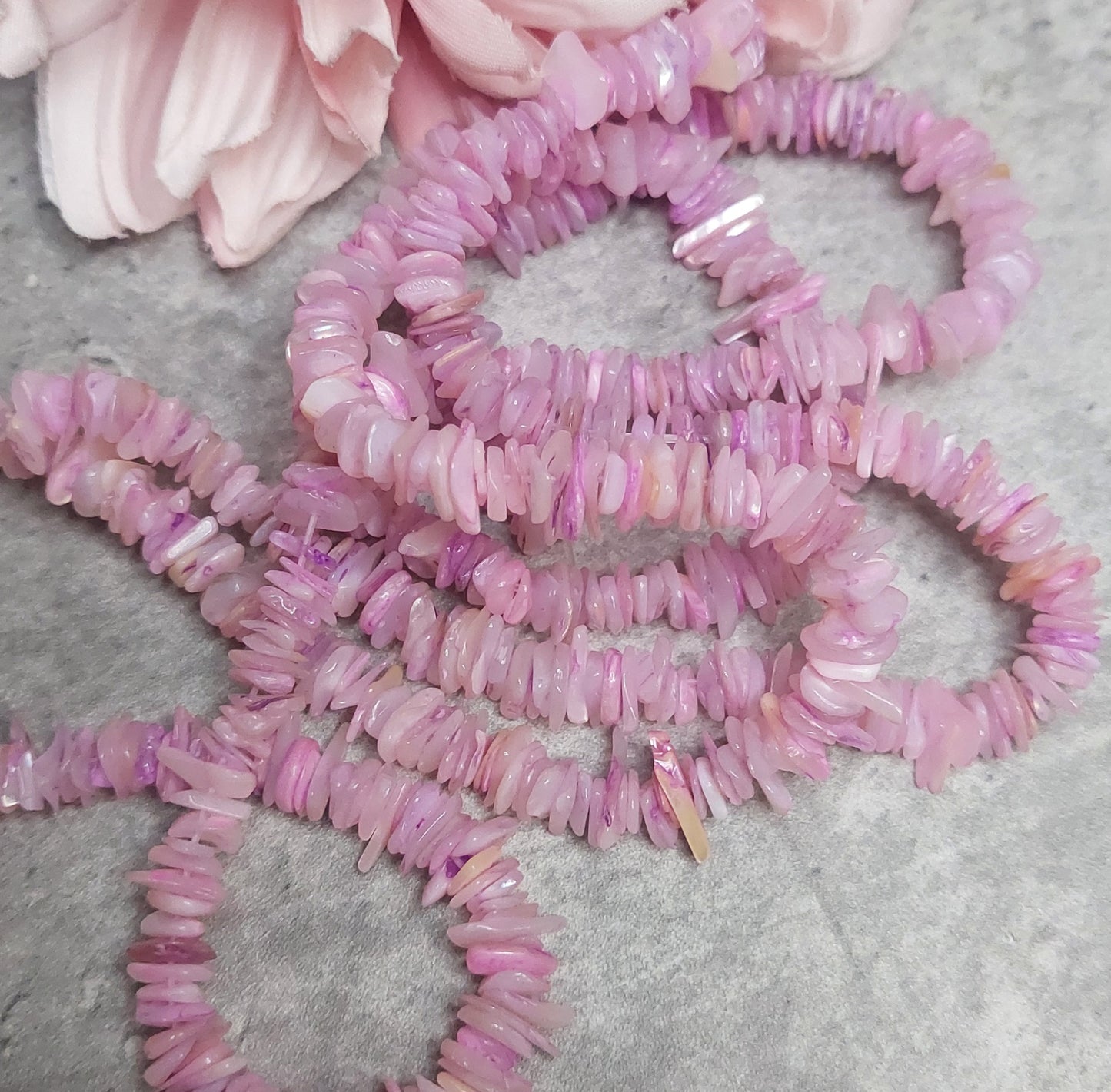 Helmiä simpukka chip, fuksia 38cm nauha