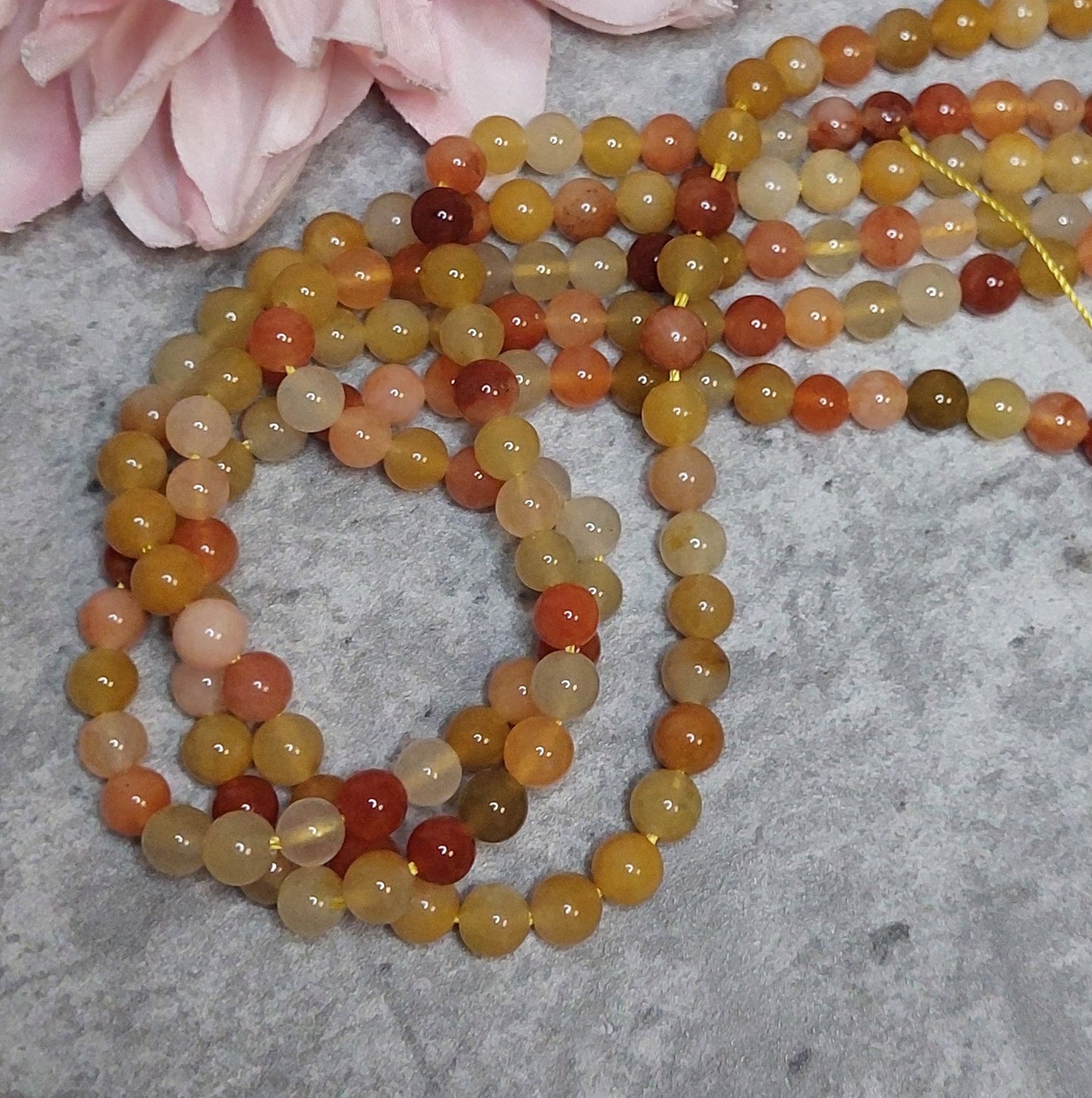 Helmiä 6mm, Gold Silk Jade 38cm nauha