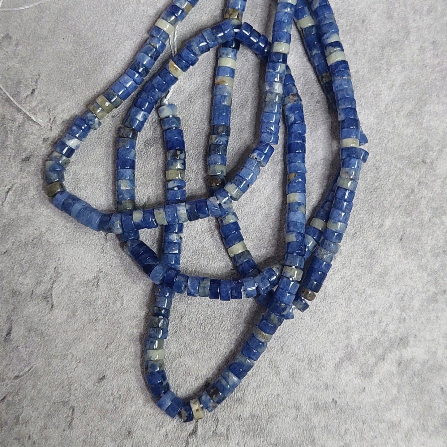 Helmiä 4mm, kulmilla, sodaliitti 38cm nauha