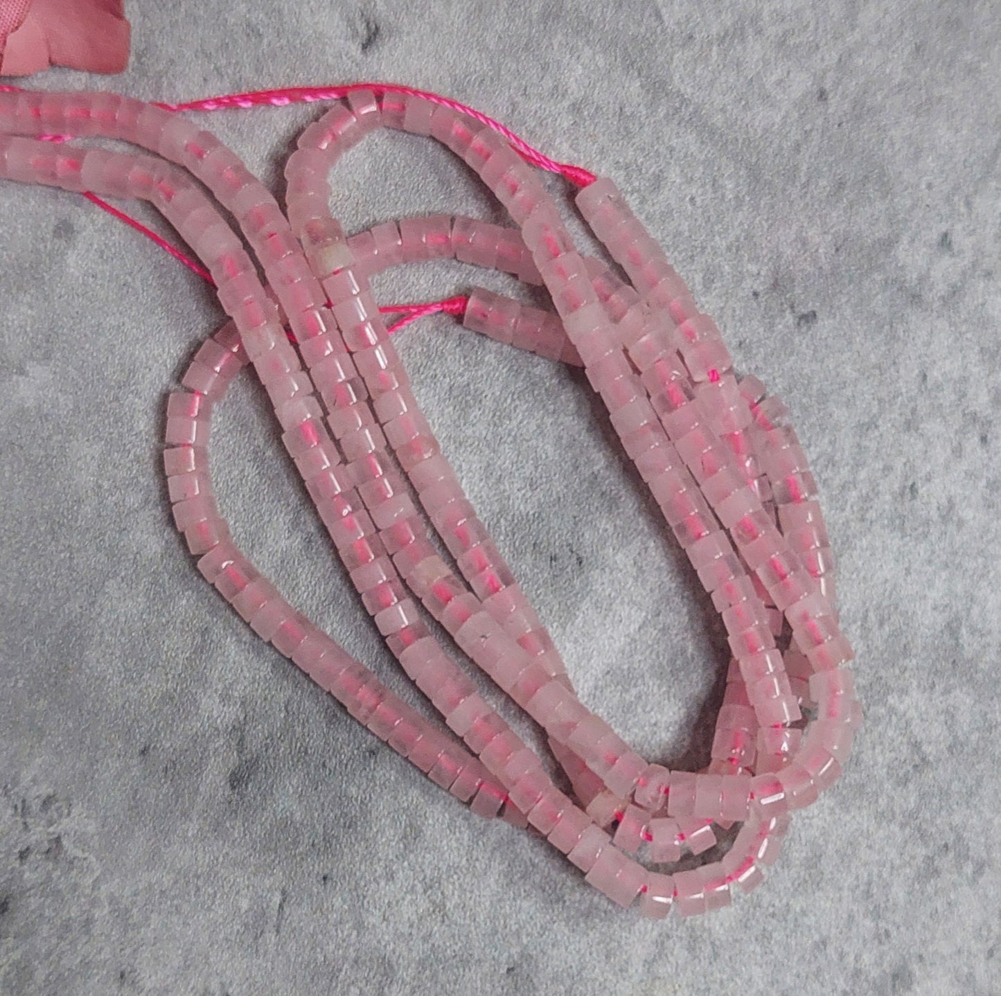 Helmiä 4mm, kulmilla, ruusukvartsi 38cm nauha