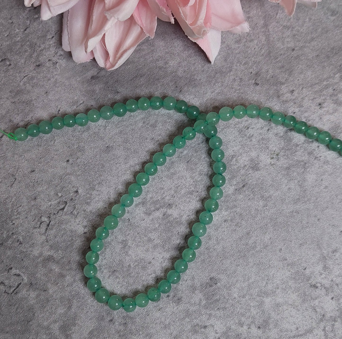 Helmiä 6mm, aventuriini 37cm nauha