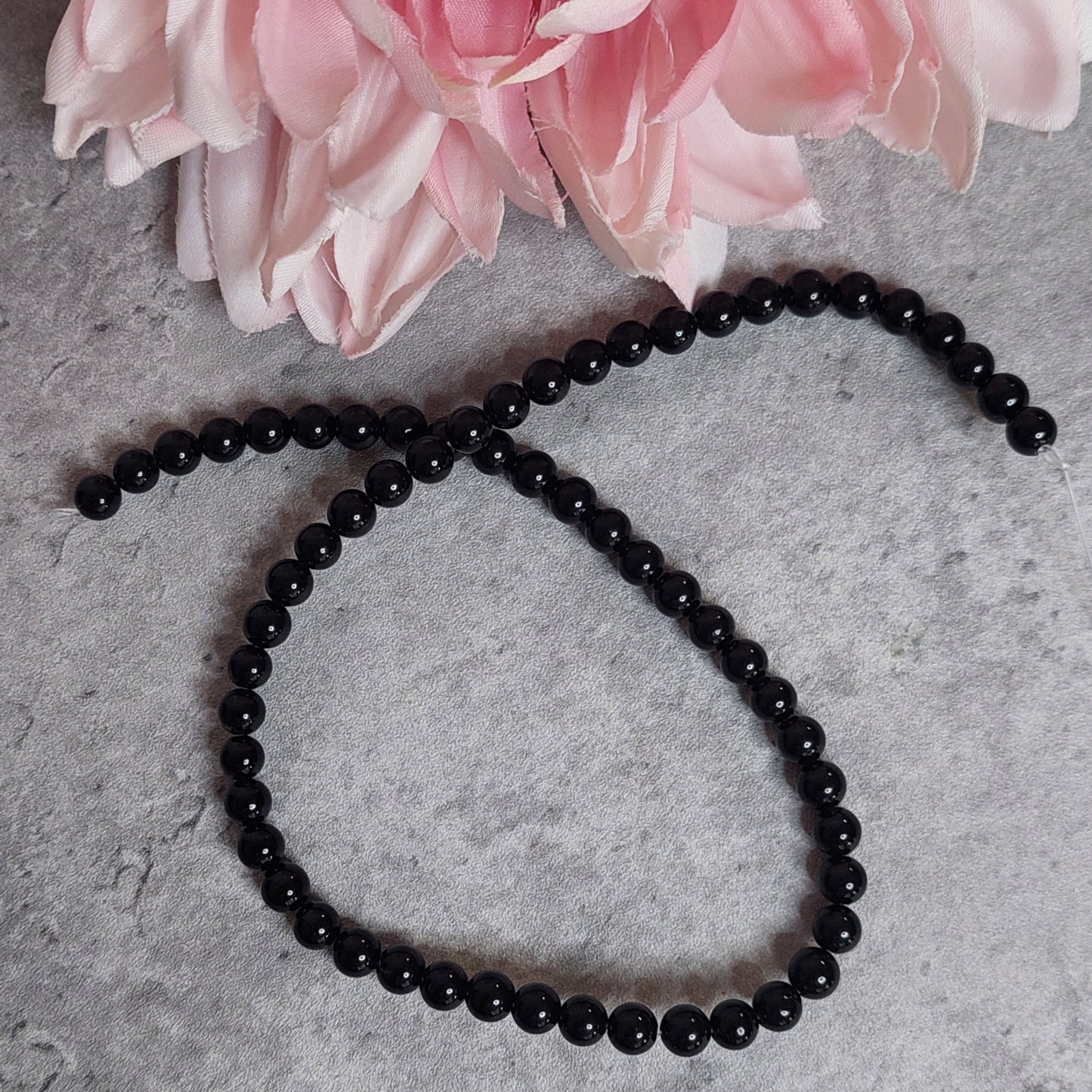 Helmiä 6mm, obsidian 37cm nauha