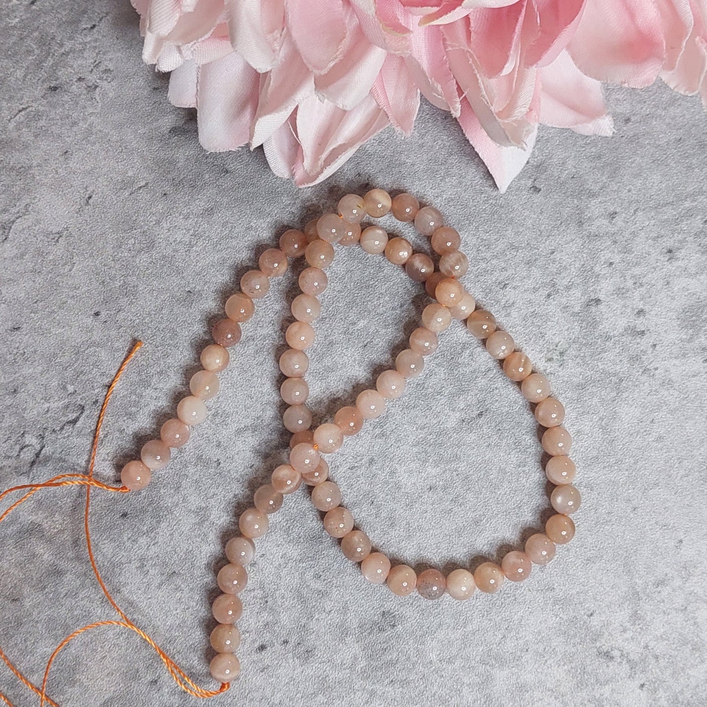 Helmiä 6mm, persikka kuukivi 38cm nauha