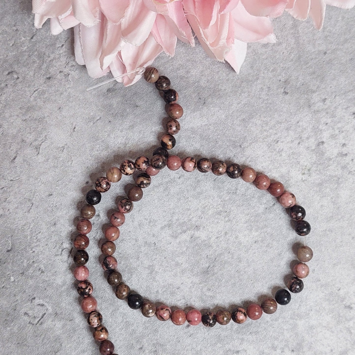 Helmiä 6mm, rodoniitti 37cm nauha