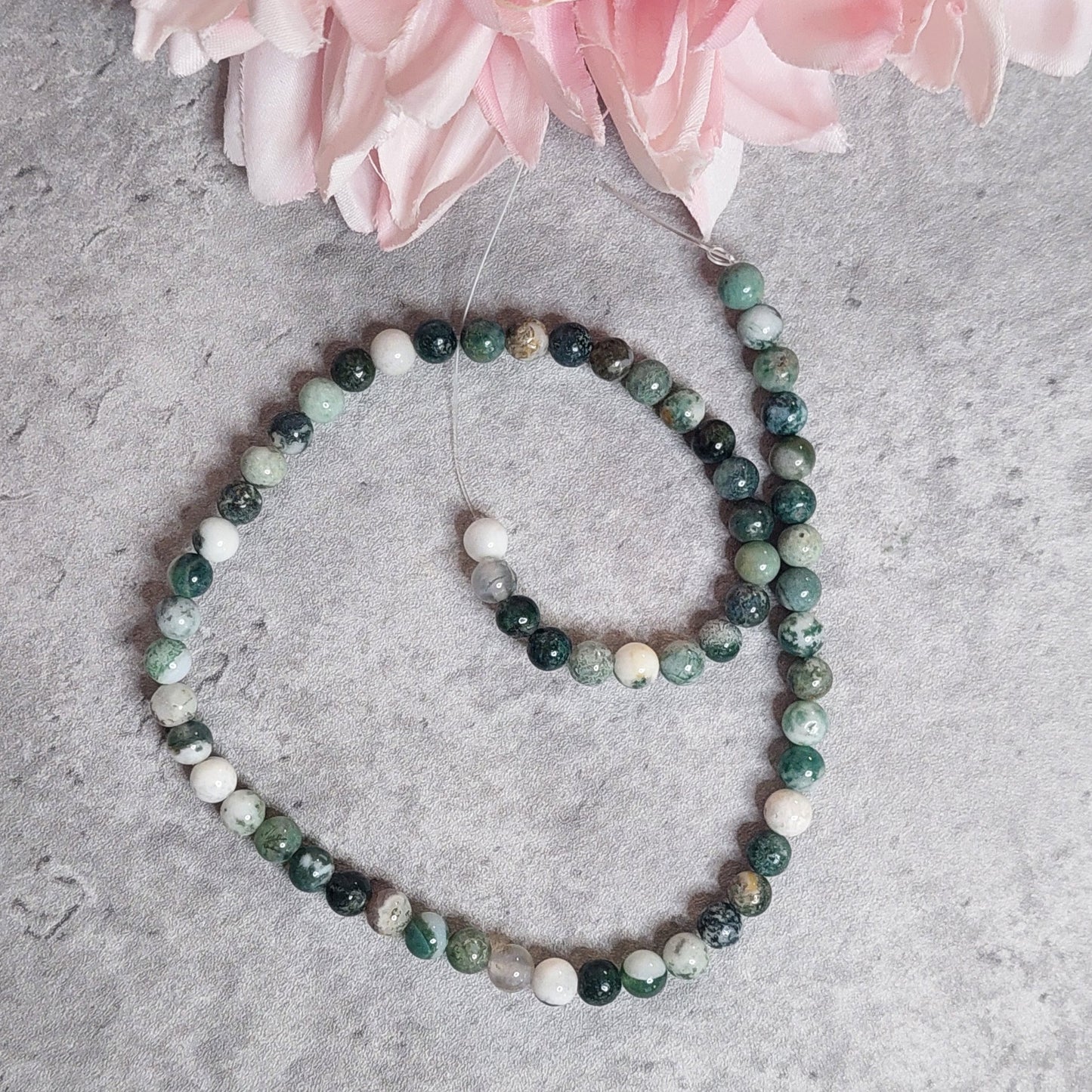 Helmiä 6mm, sammalakaatti vaalea 37cm nauha