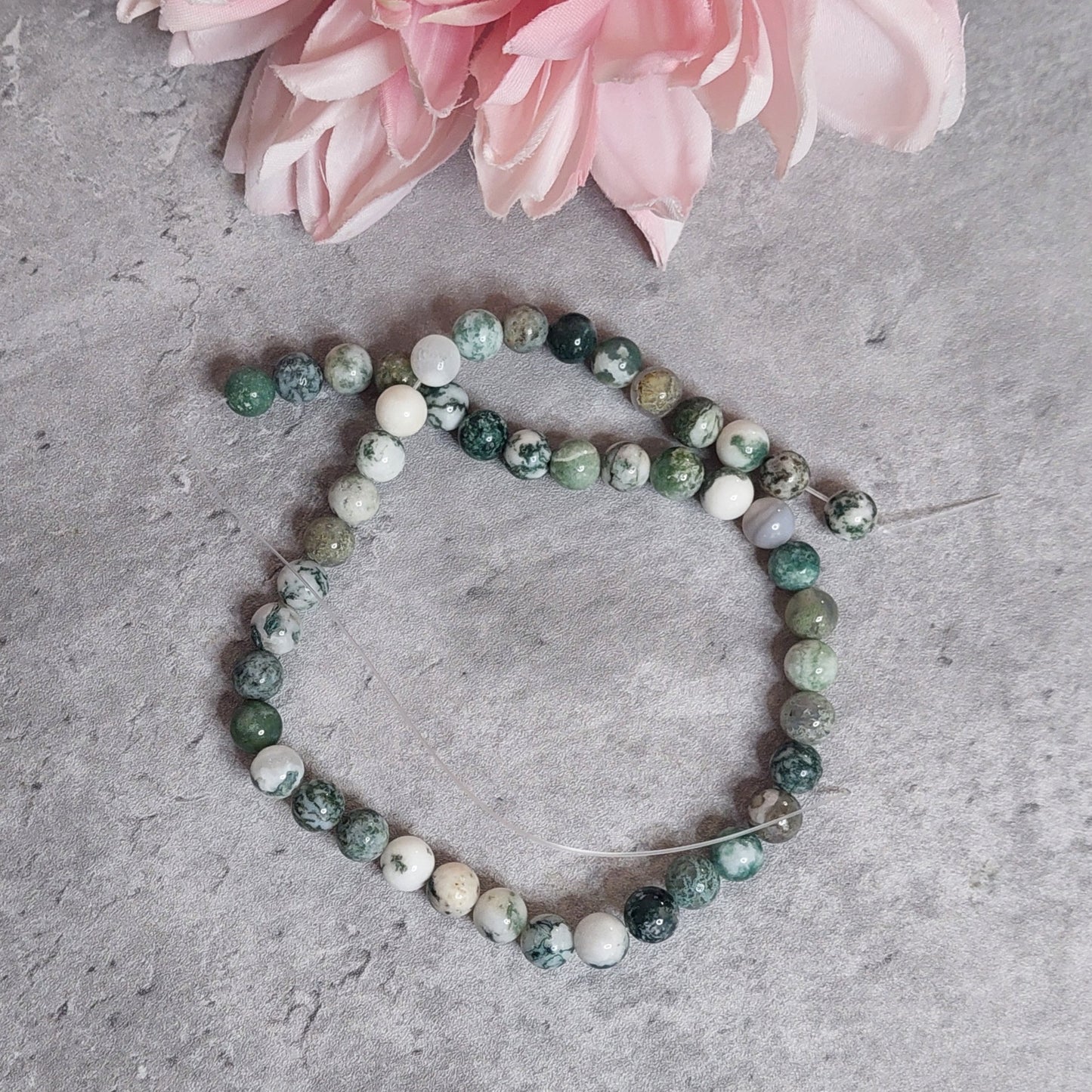 Helmiä 8mm, sammalakaatti vaalea 38cm nauha