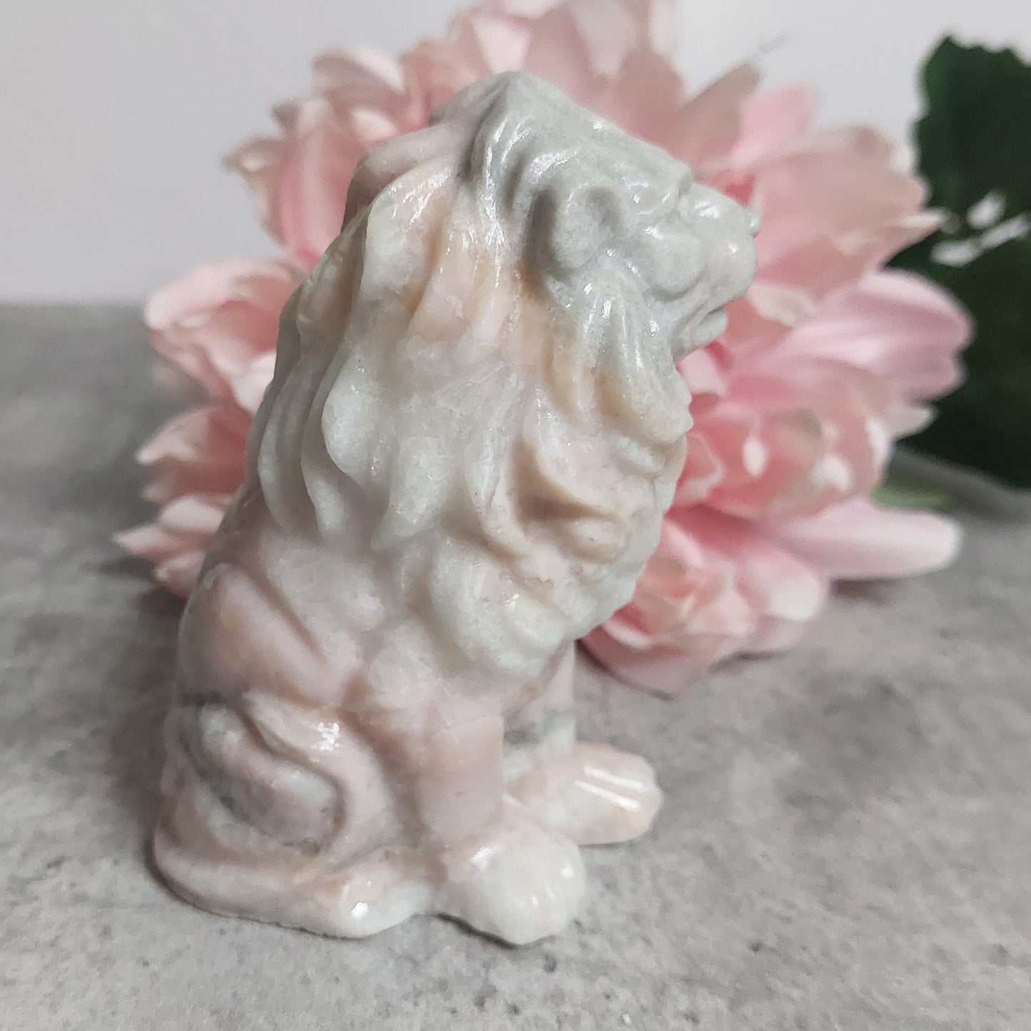 Leijona, vaaleanpunainen opaali 10cm