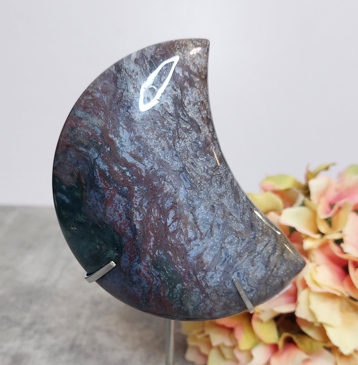 Kuu jalassa, valtamerijaspis-sammalakaatti