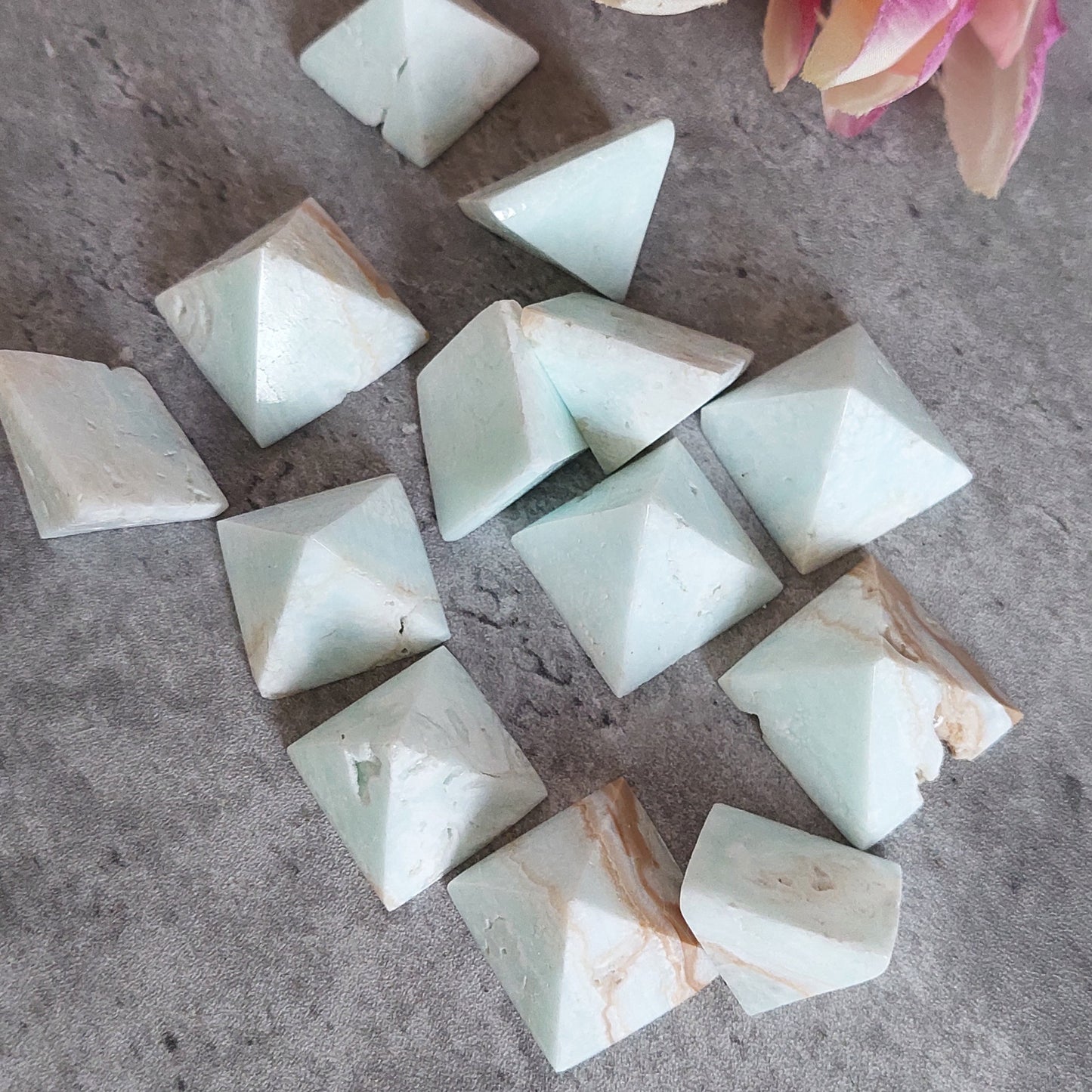 Minipyramidi karibiankalsiitti (D3.5)