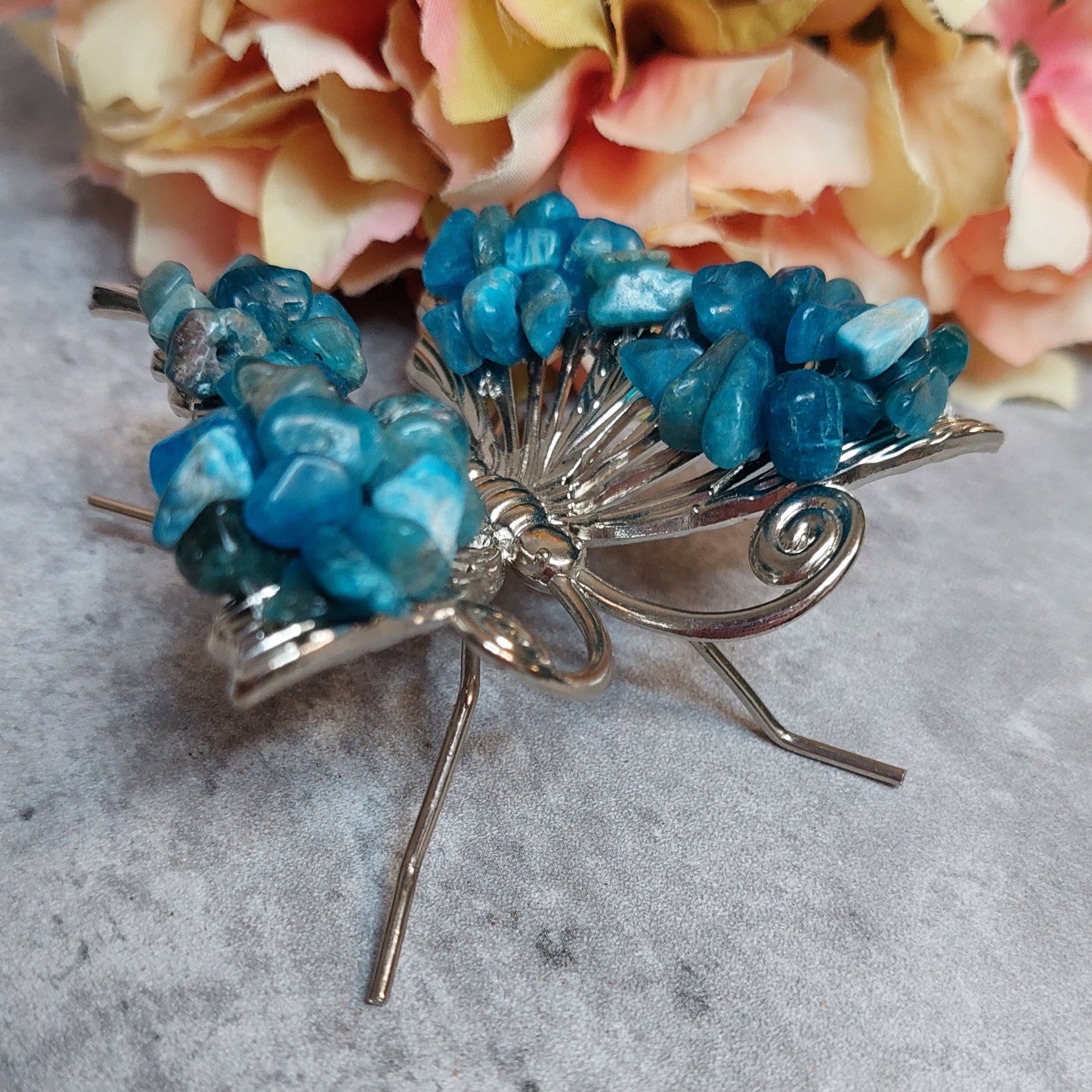 Perhonen sirusiivillä, apatiitti