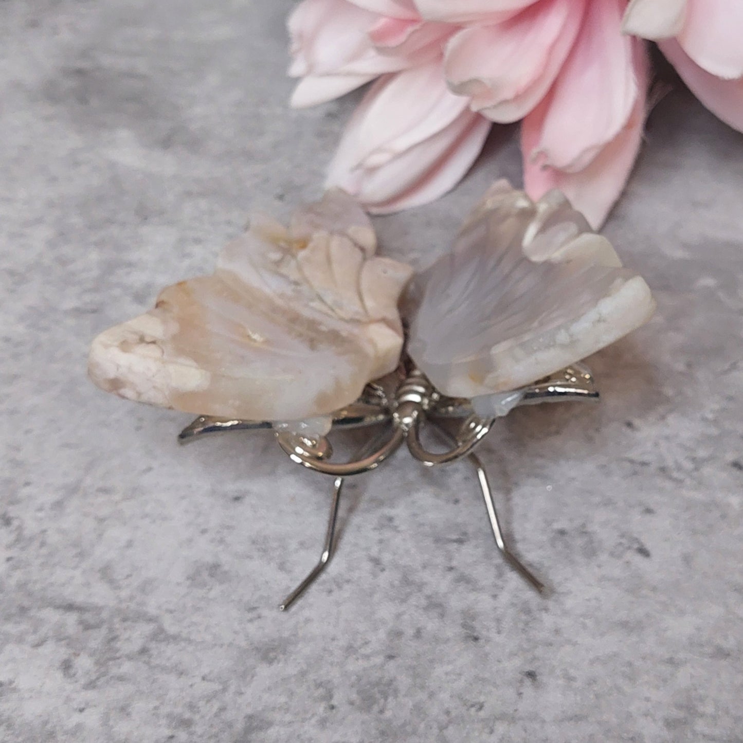 Perhonen kukka-akaatti