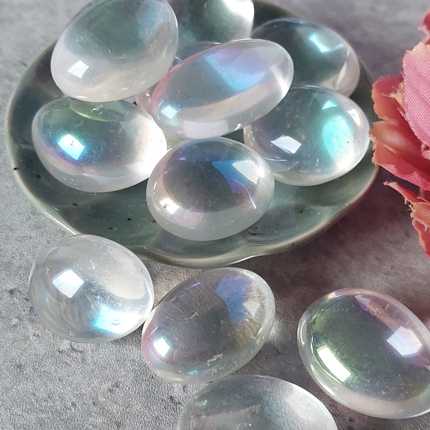 Rumpuhiottu aurapäällysteinen vuorikristalli