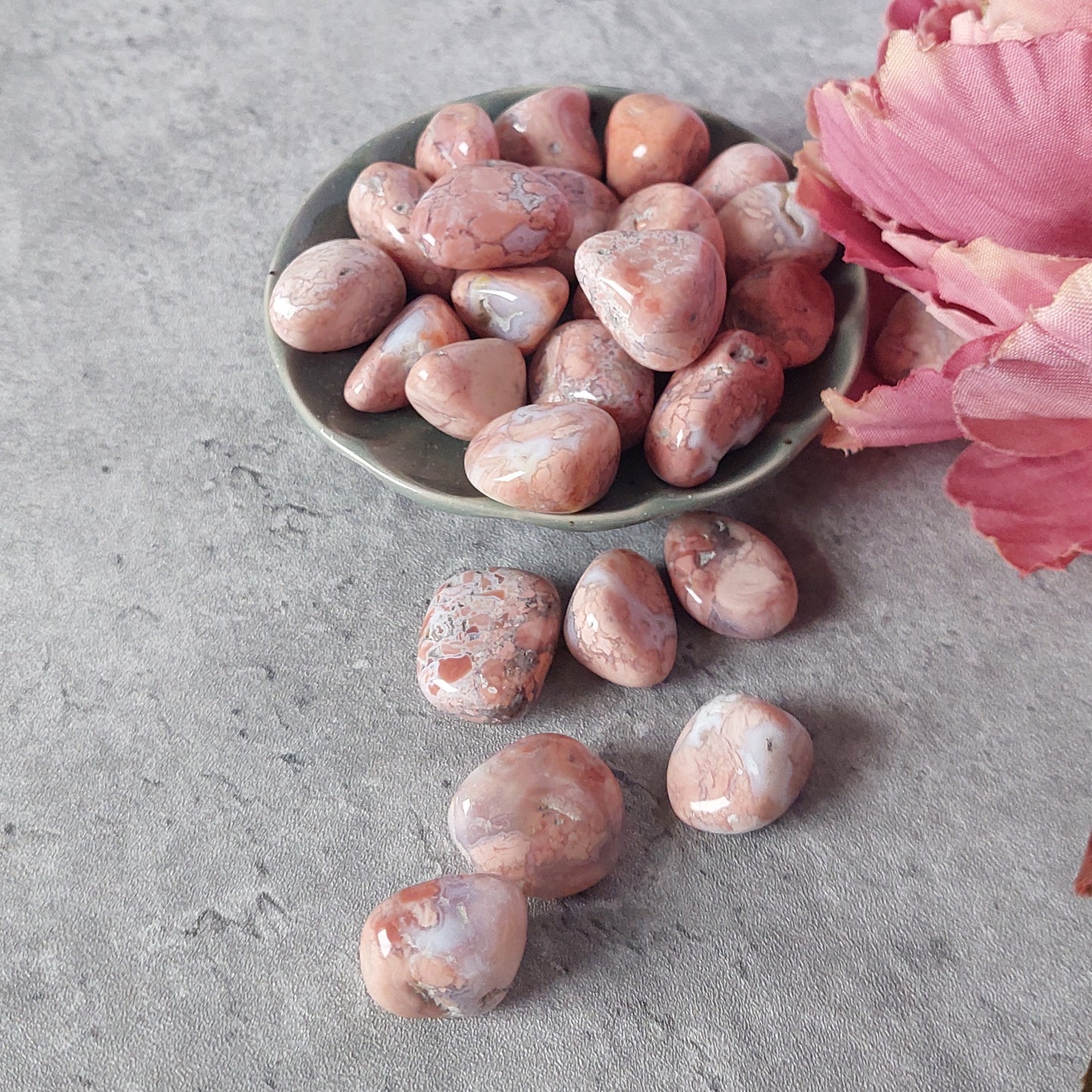 Rumpuhiottu vaaleanpunainen akaatti (7.4)