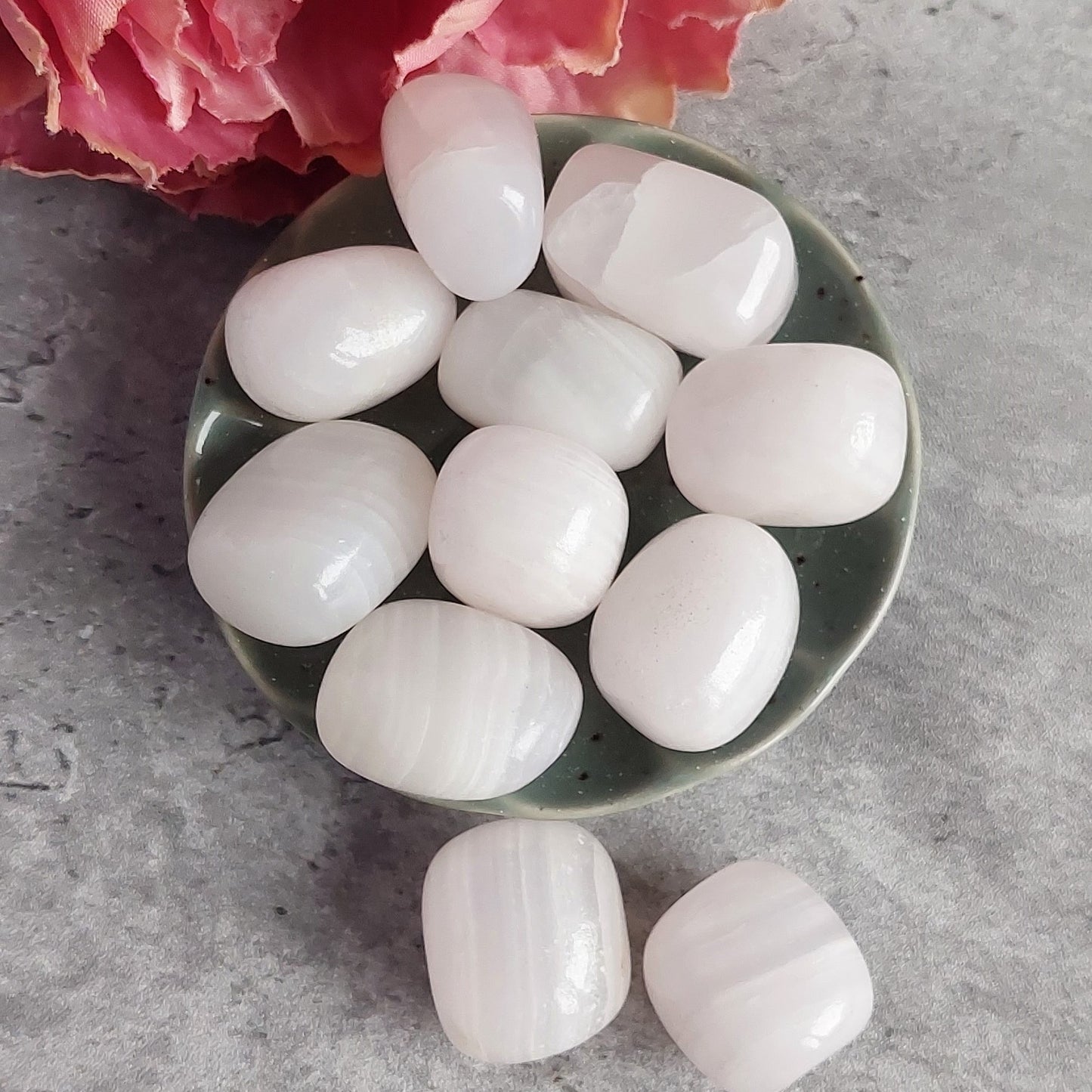 Rumpuhiottu, vaalenapunainen kalsiitti