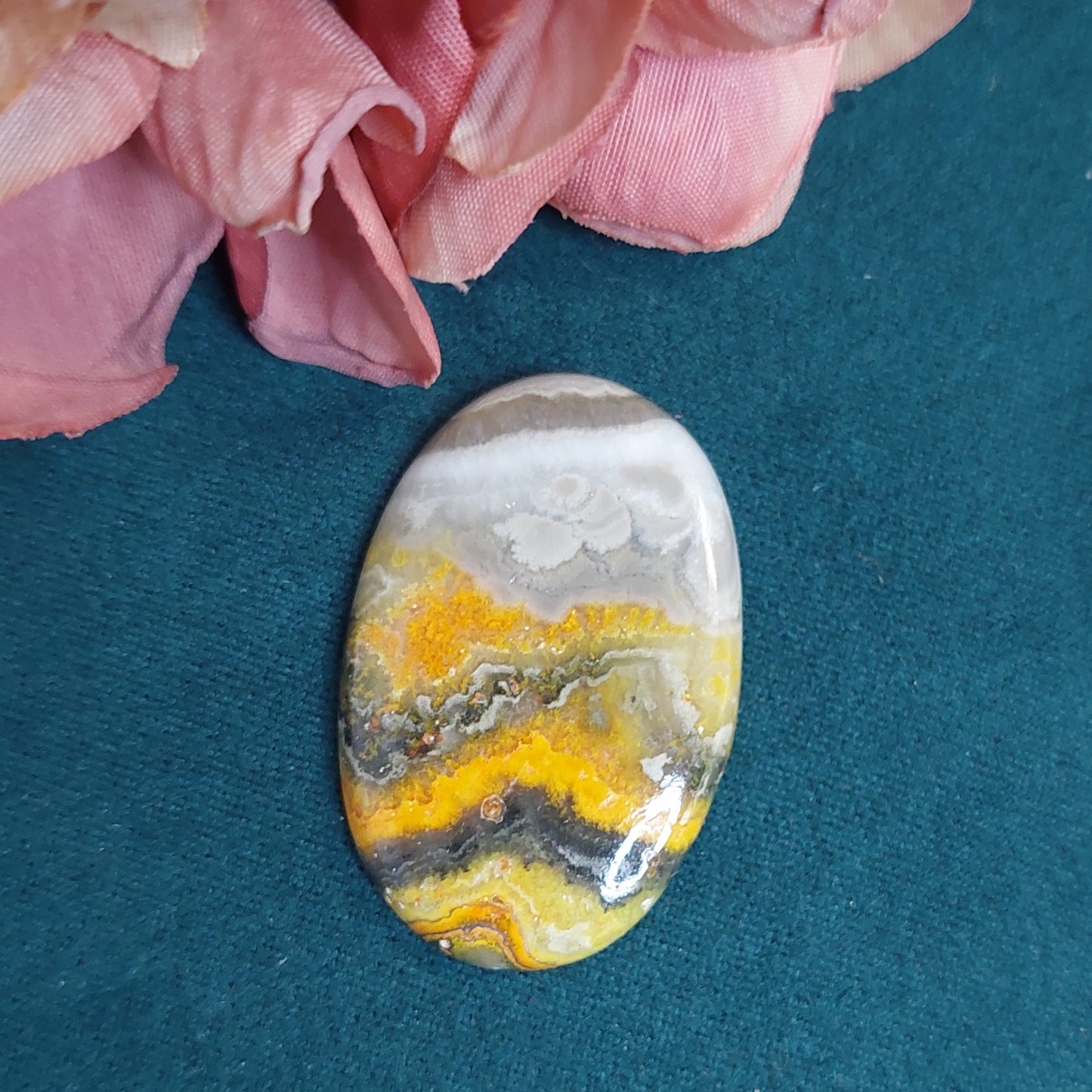 Kapussi, ovaali bumblebee jasper 37x24x24mm