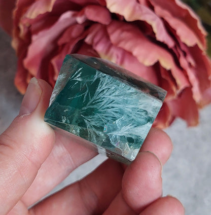 Freeform, lumihiutakefluoriitti