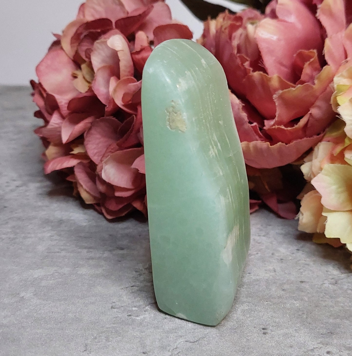 Freeform, pistaasikalsiitti