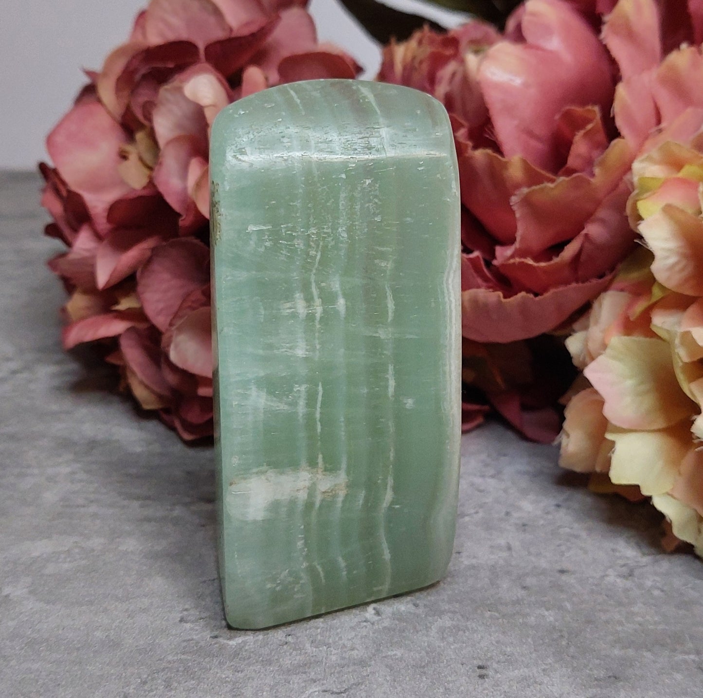 Freeform, pistaasikalsiitti