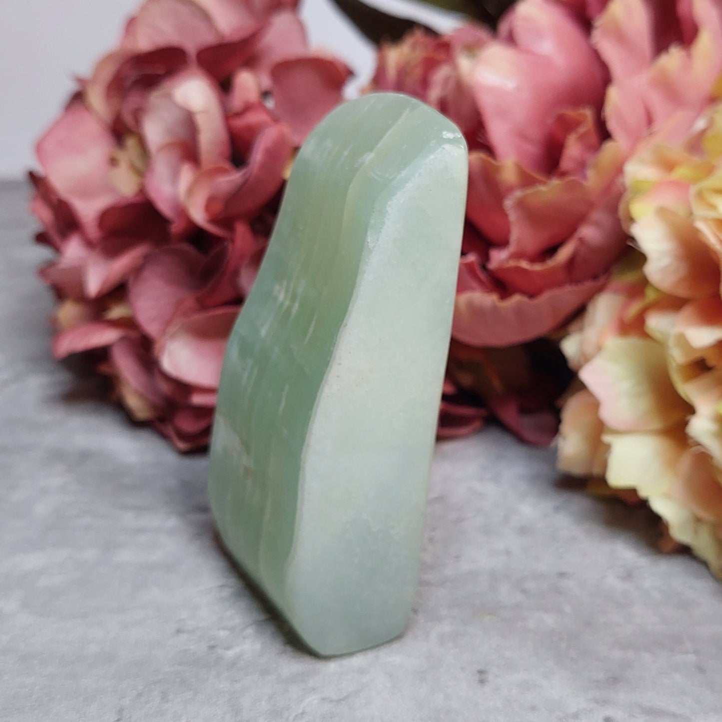 Freeform, pistaasikalsiitti