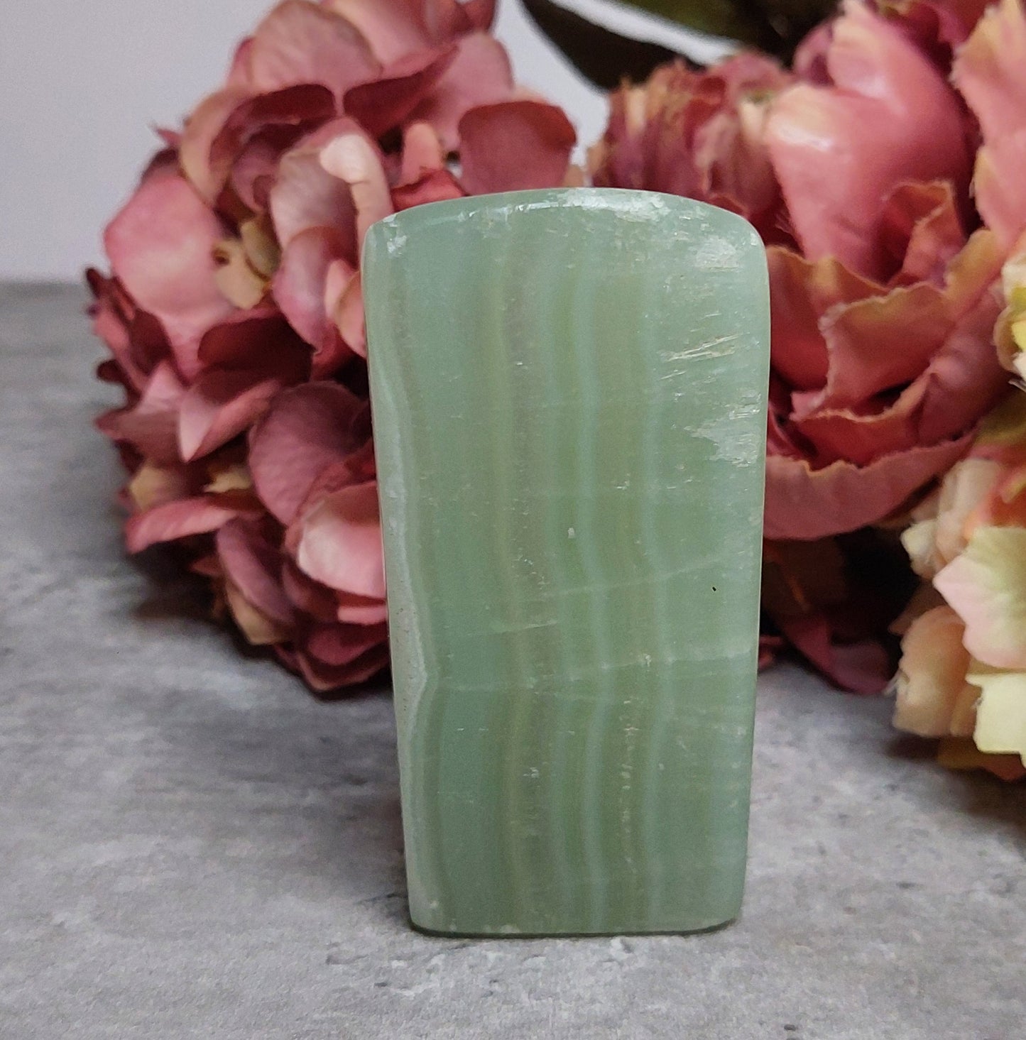 Freeform, pistaasikalsiitti