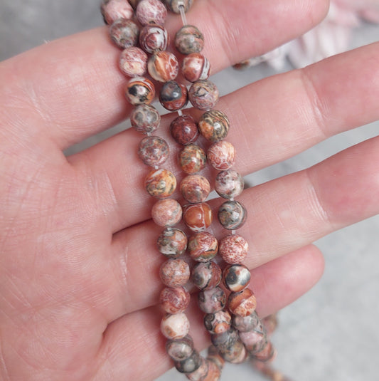 Helmiä 6mm, leopardijaspis 38cm nauha