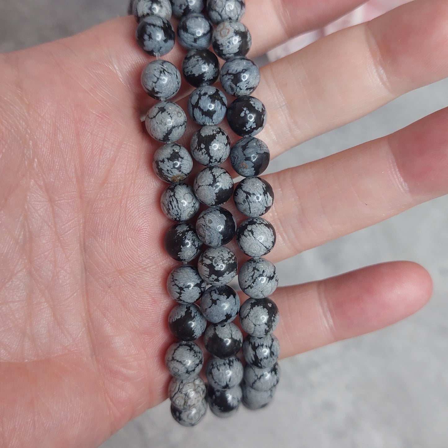 Helmiä 8mm, lumihiutaleobsidiaani 38cm nauha