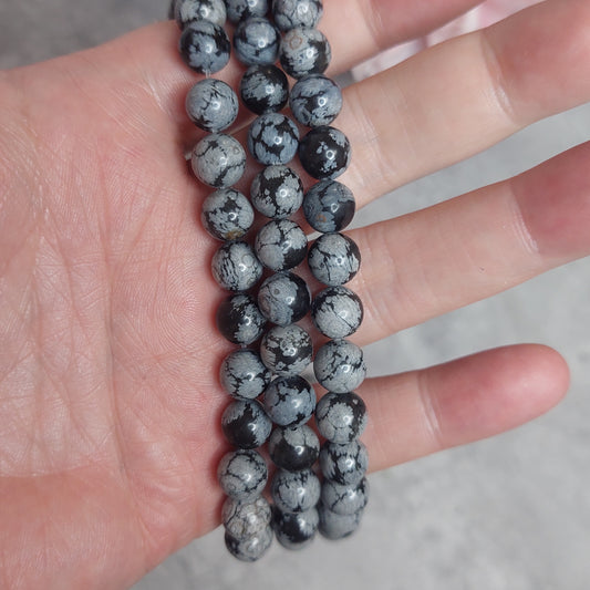 Helmiä 8mm, lumihiutaleobsidiaani 38cm nauha