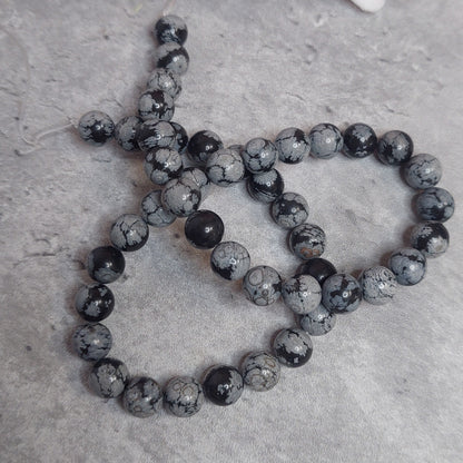 Helmiä 8mm, lumihiutaleobsidiaani 38cm nauha