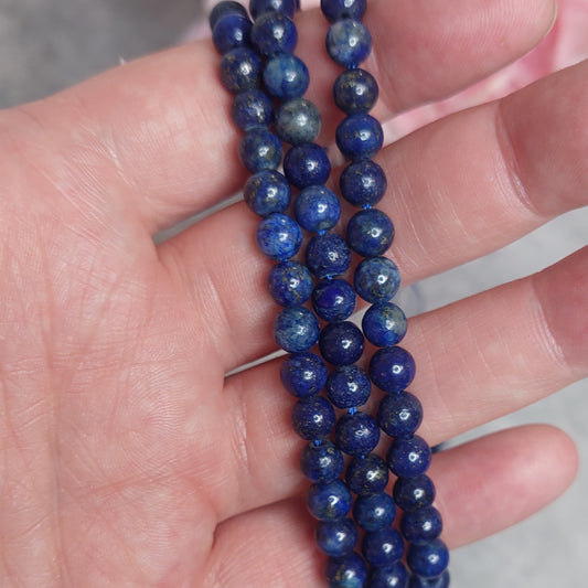 Helmiä 6mm, lapis lazuli (värjätty) 38cm nauha