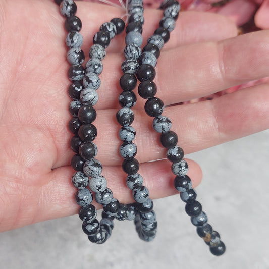 Helmiä 6mm, lumihiutaleobsidiaani 38cm nauha