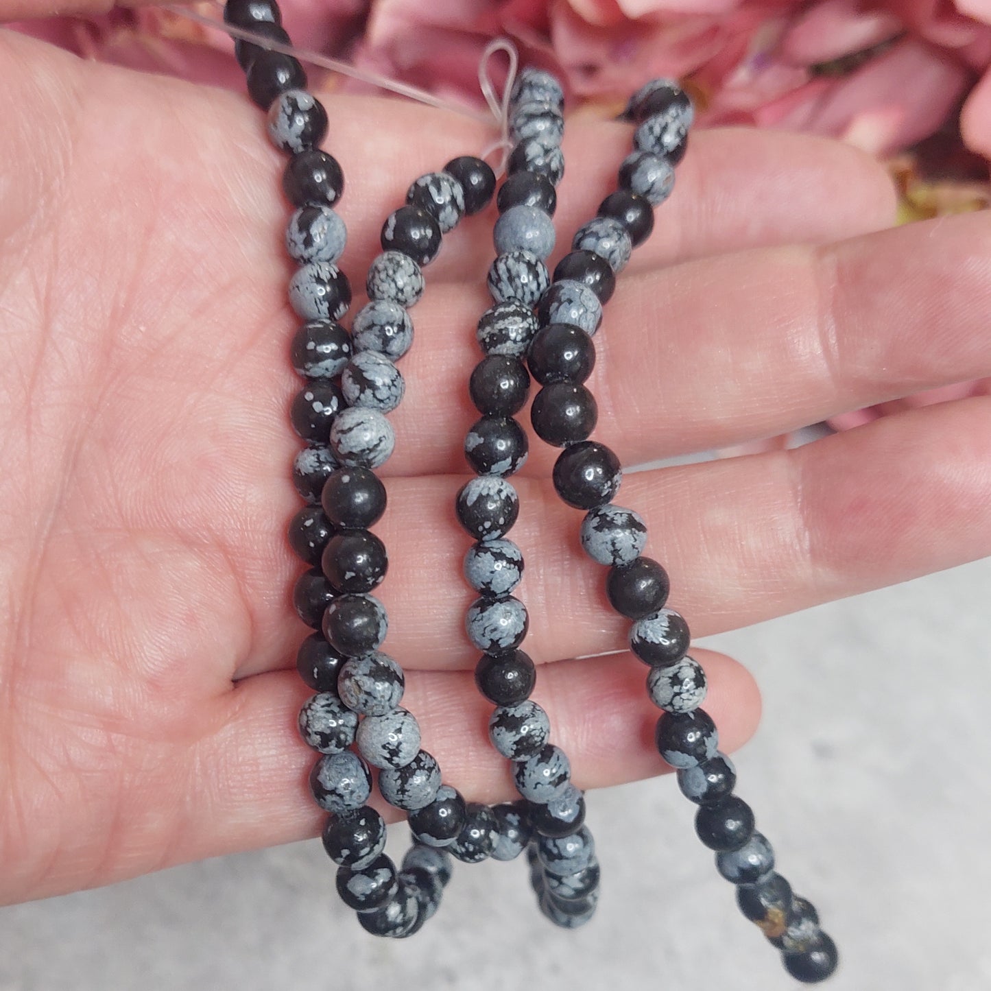 Helmiä 6mm, lumihiutaleobsidiaani 38cm nauha