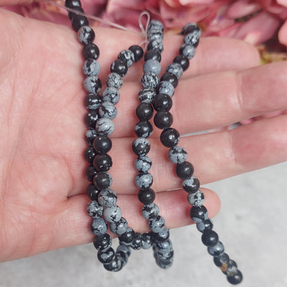 Helmiä 6mm, lumihiutaleobsidiaani 38cm nauha