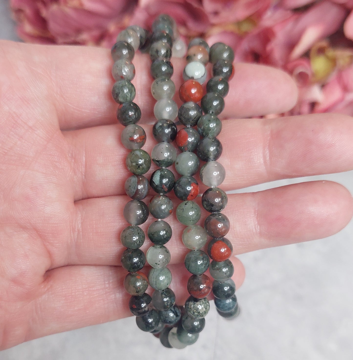 Helmiä 6mm, african blood 38cm nauha