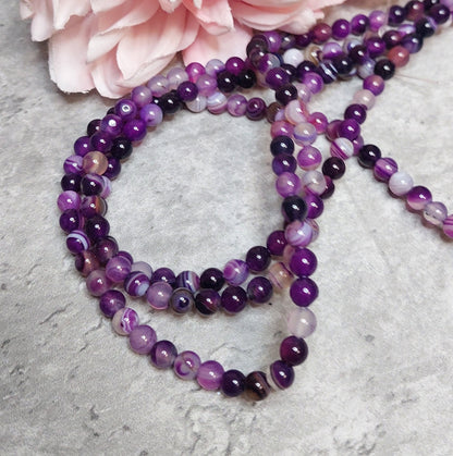 Helmiä 6mm, Akaatti violetti (värjätty) 38cm nauha