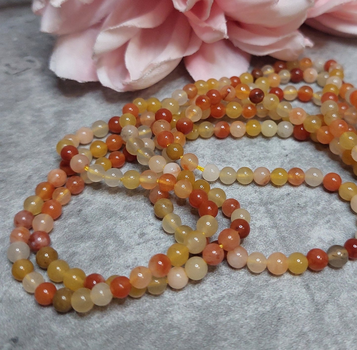 Helmiä 4mm, Gold Silk Jade vaalea 38cm nauha
