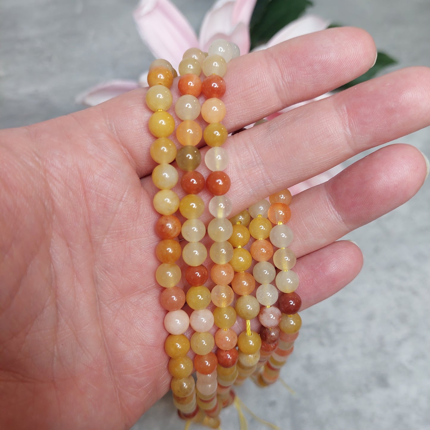 Helmiä 6mm, Gold Silk Jade 38cm nauha