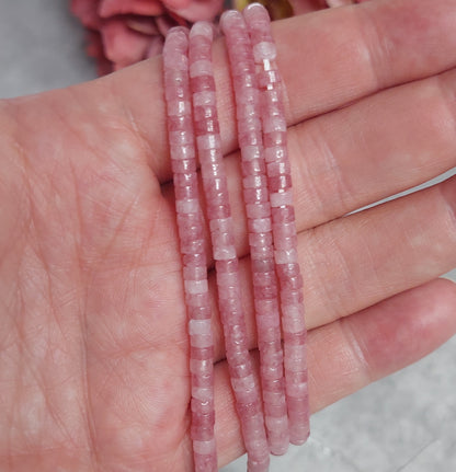 Helmiä 4mm, kulmilla, mansikkakvartsi 38cm nauha