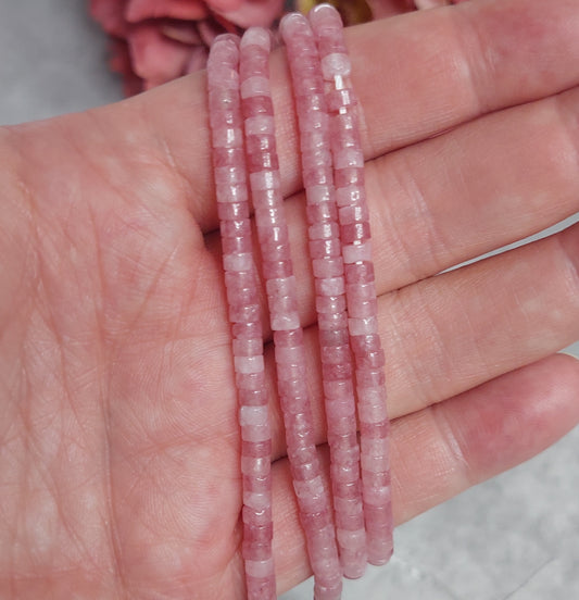 Helmiä 4mm, kulmilla, mansikkakvartsi 38cm nauha