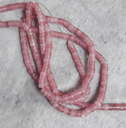 Helmiä 4mm, kulmilla, mansikkakvartsi 38cm nauha
