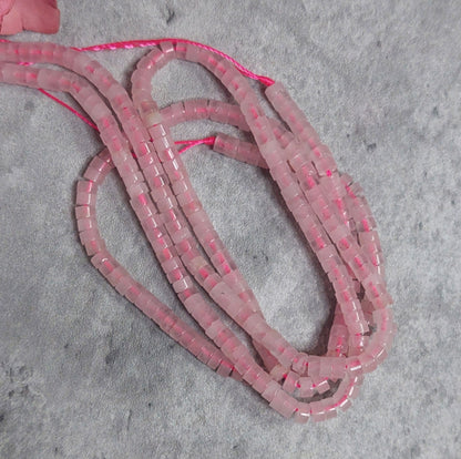 Helmiä 4mm, kulmilla, ruusukvartsi 38cm nauha