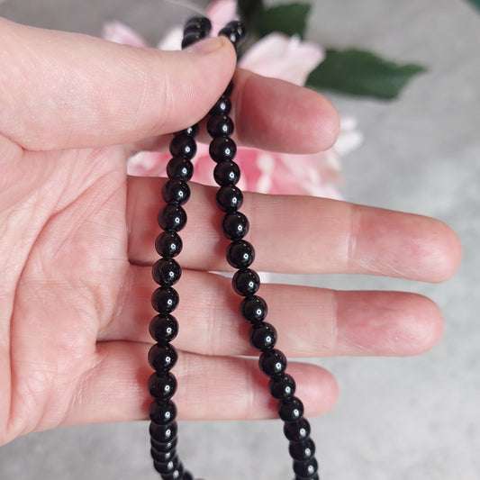 Helmiä 6mm, obsidian 37cm nauha