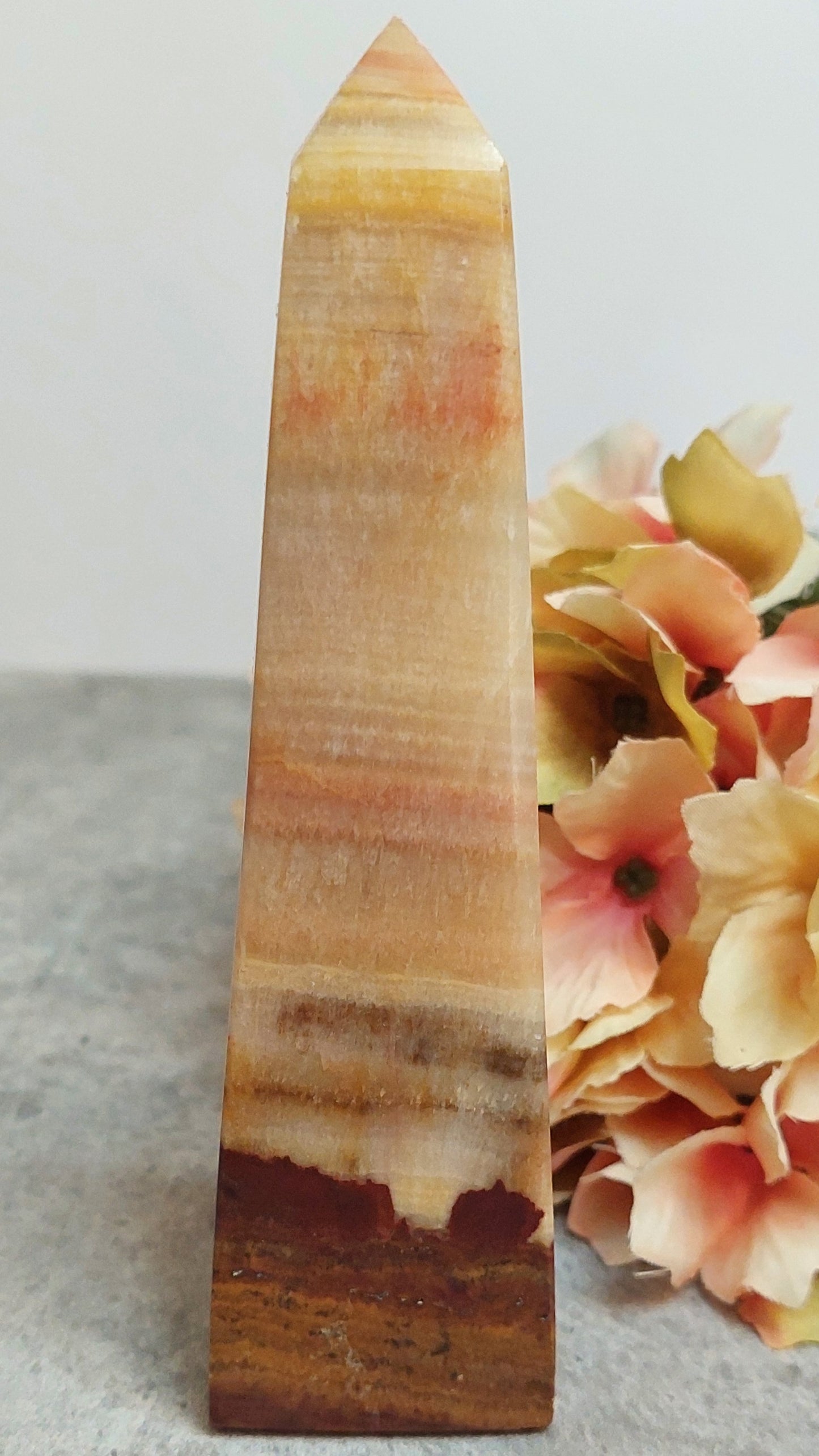 Obelisk, Persikkakalsiitti 13,5cm