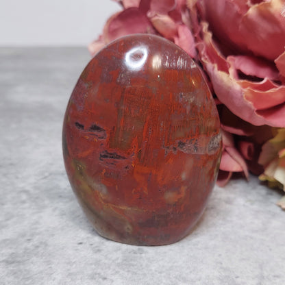 Freeform, kivettynyt puu