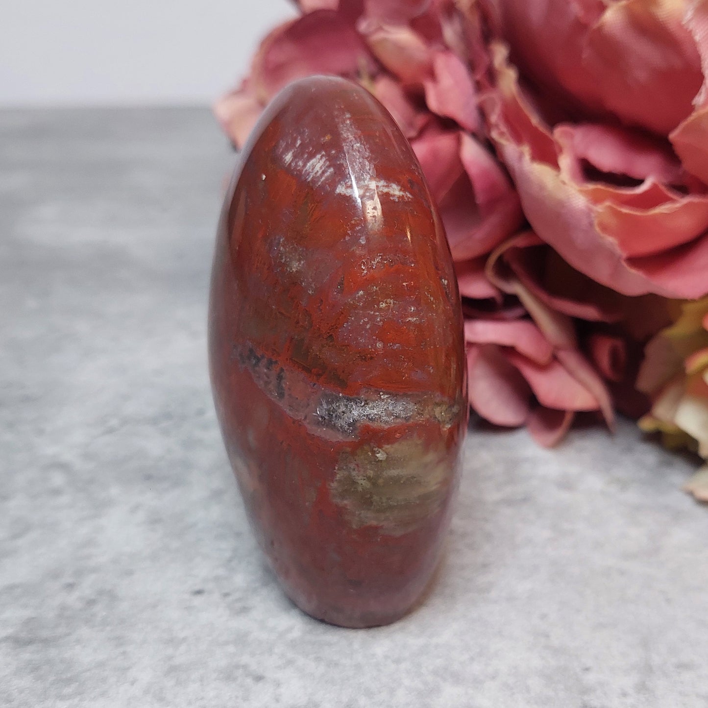 Freeform, kivettynyt puu