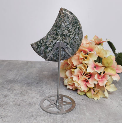 Kuu jalassa, valtamerijaspis-sammalakaatti