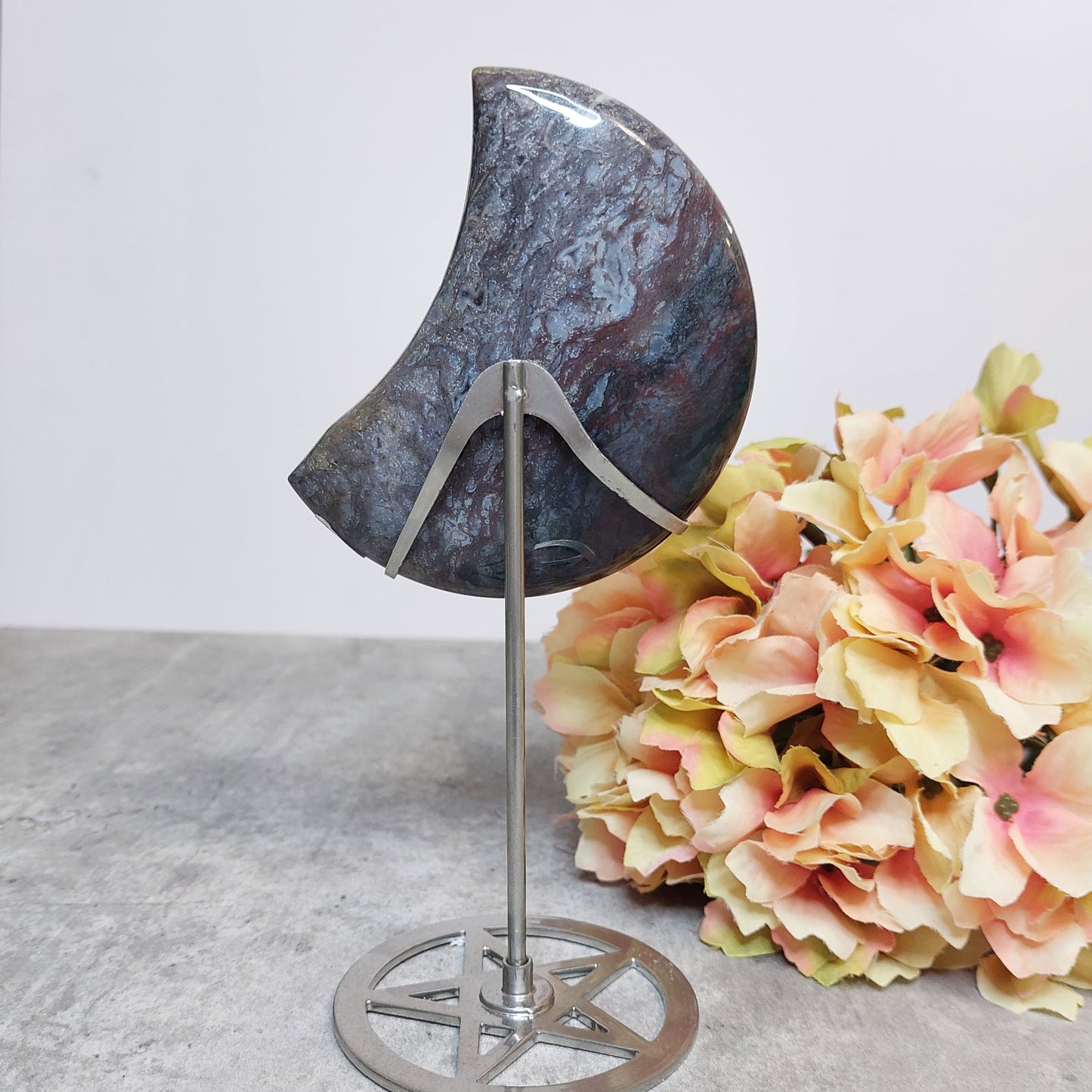 Kuu jalassa, valtamerijaspis-sammalakaatti